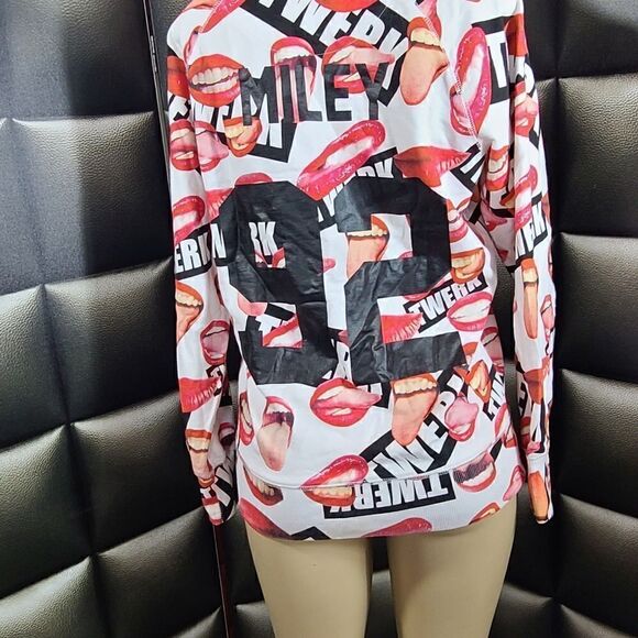 Miley Twerk shirt    - Picture 7 of 9